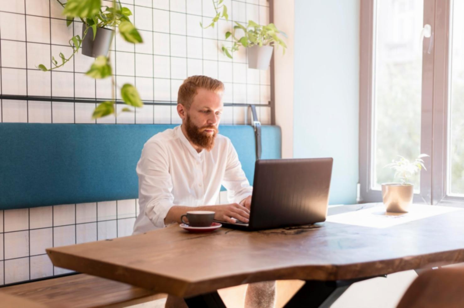 Detaillierte Budgetplanung mit Diagrammen und Kostenübersichten