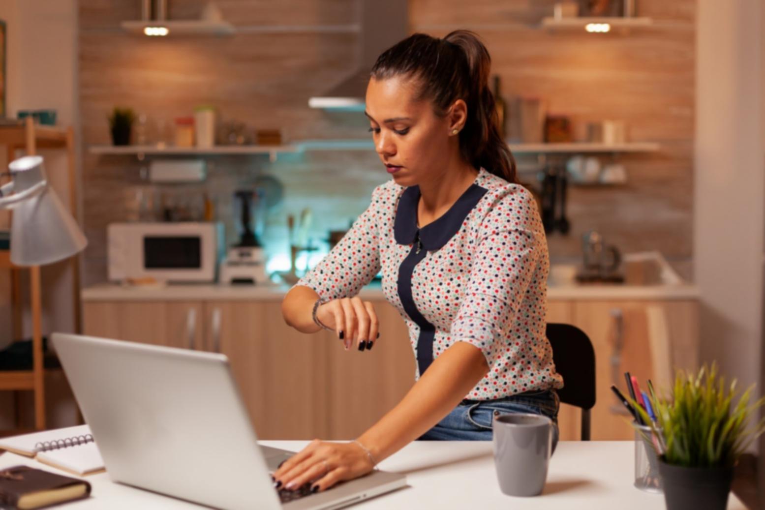 Teamarbeit bei der Analyse von Projektkosten und Ressourcenverteilung