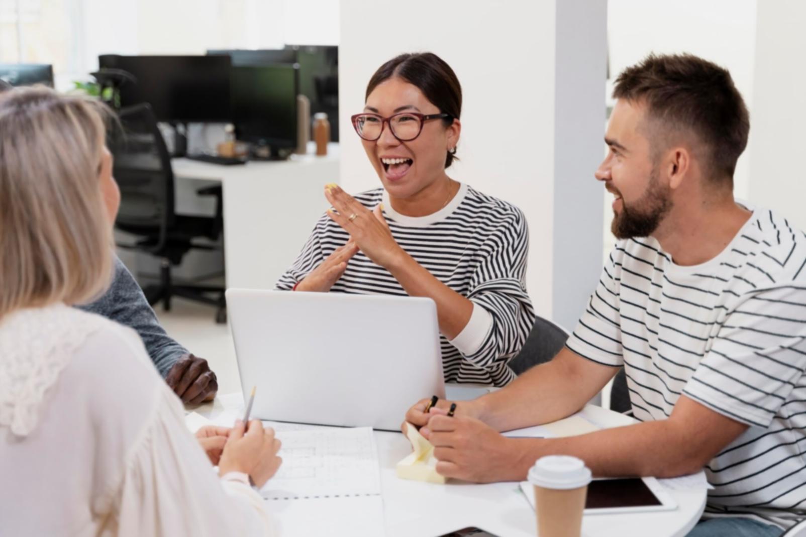 Team bei der Budgetplanung mit Laptop und Dokumenten